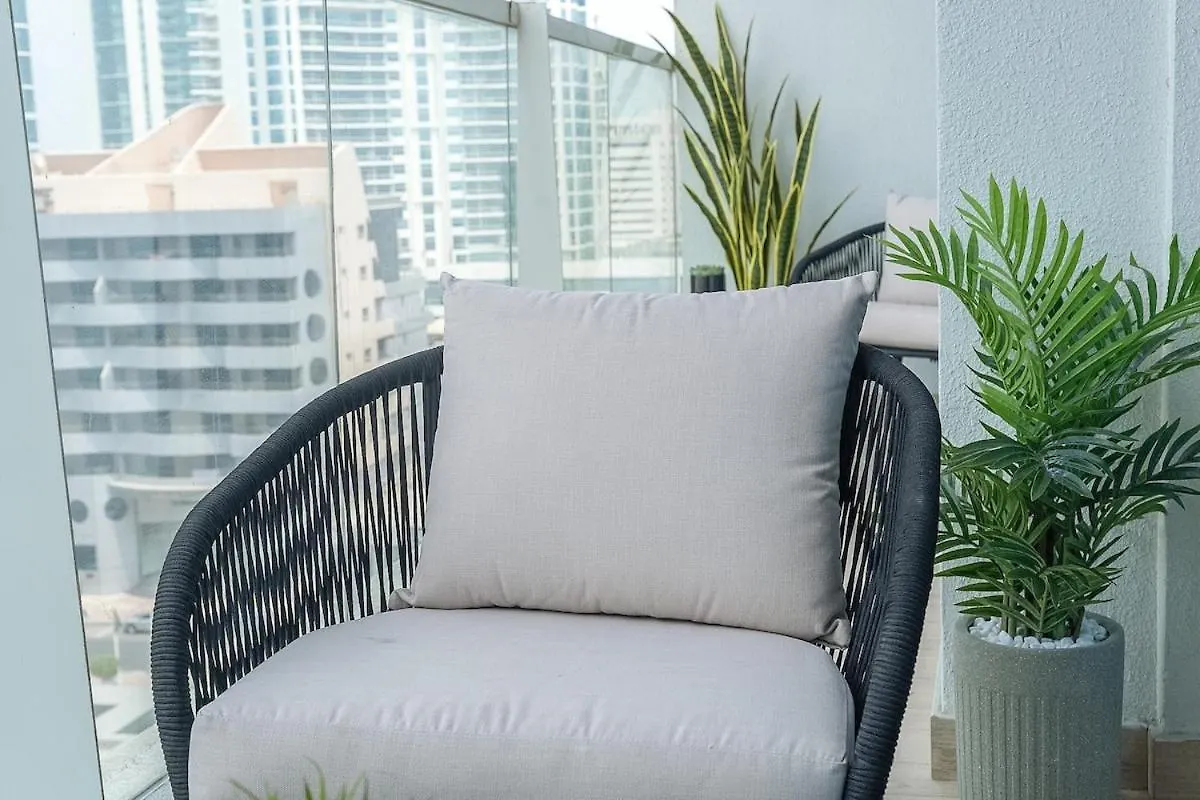 Glamorous 1Br Apartment - Steps From The Beach Dubai