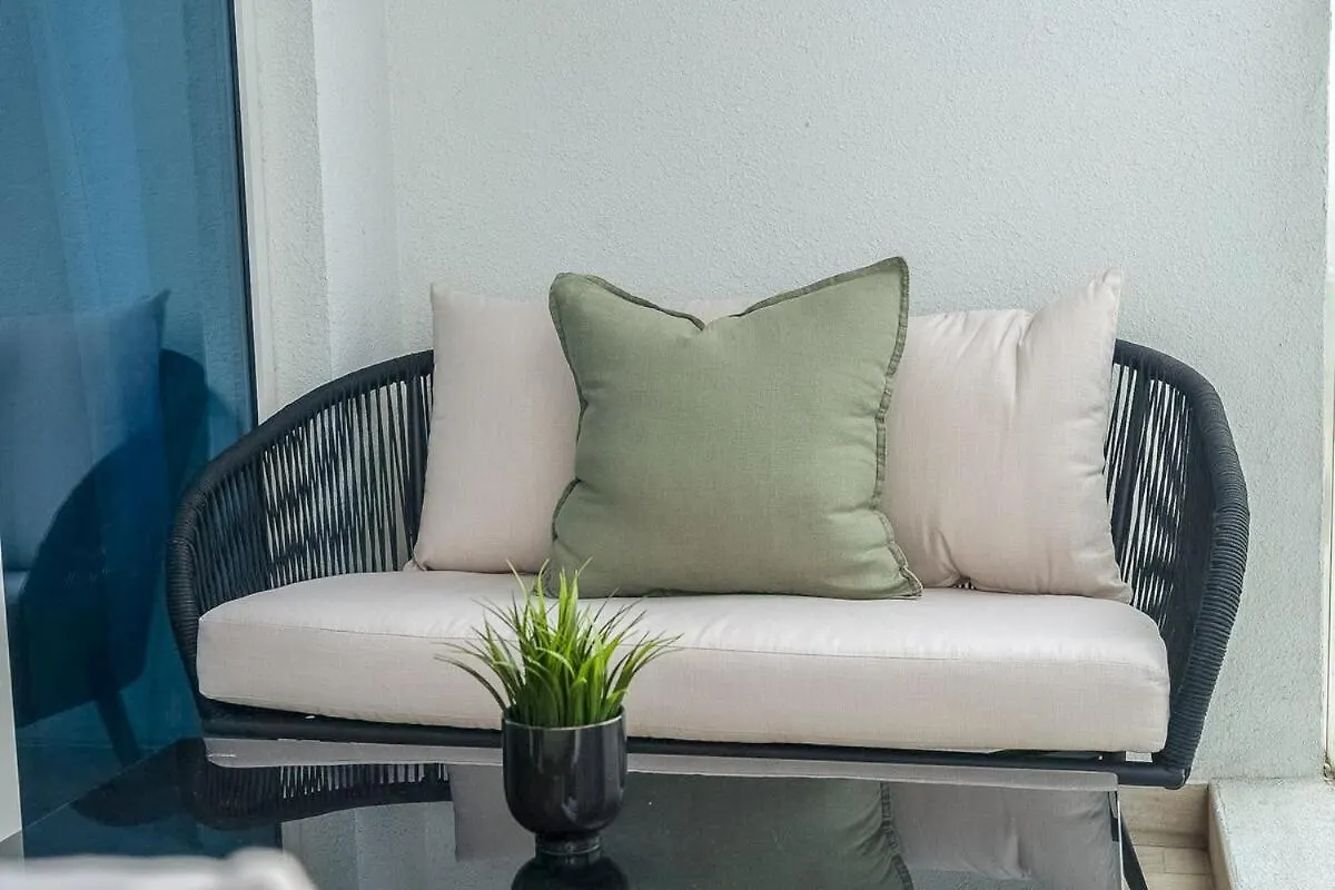 Glamorous 1Br Apartment - Steps From The Beach Dubai