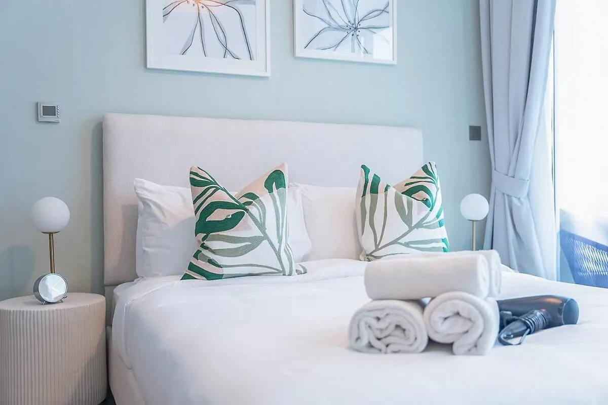 Glamorous 1Br Apartment - Steps From The Beach Dubai