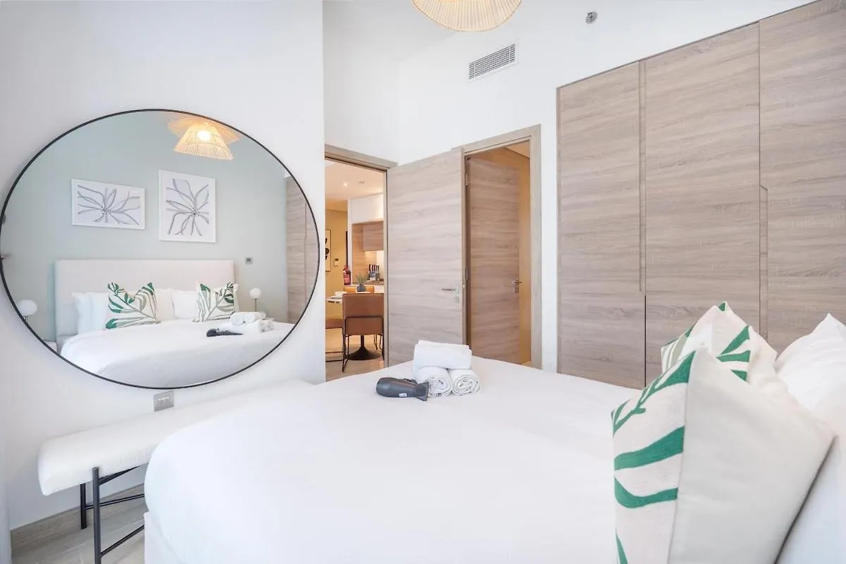Glamorous 1Br Apartment - Steps From The Beach Dubai