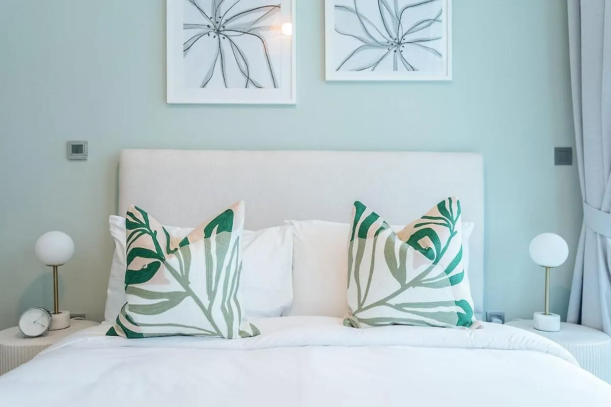 Glamorous 1Br Apartment - Steps From The Beach Dubai