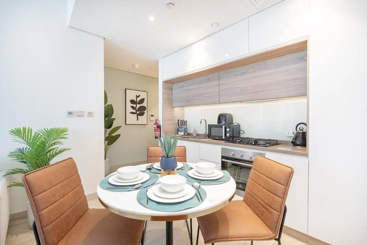 Glamorous 1Br Apartment - Steps From The Beach Dubai