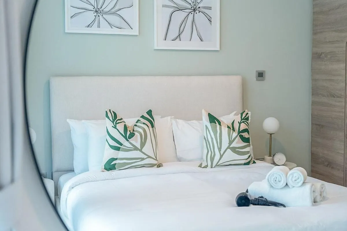 Glamorous 1Br Apartment - Steps From The Beach Dubai