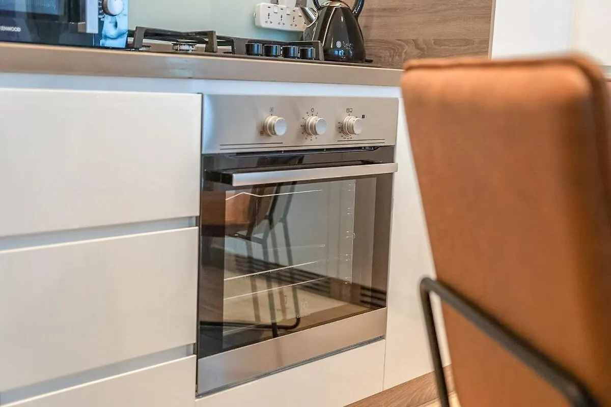 Glamorous 1Br Apartment - Steps From The Beach Dubai